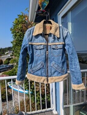 Vintage Levi's Denim Sherpa Trimmed & Lined Jean Jacket ~ 1987